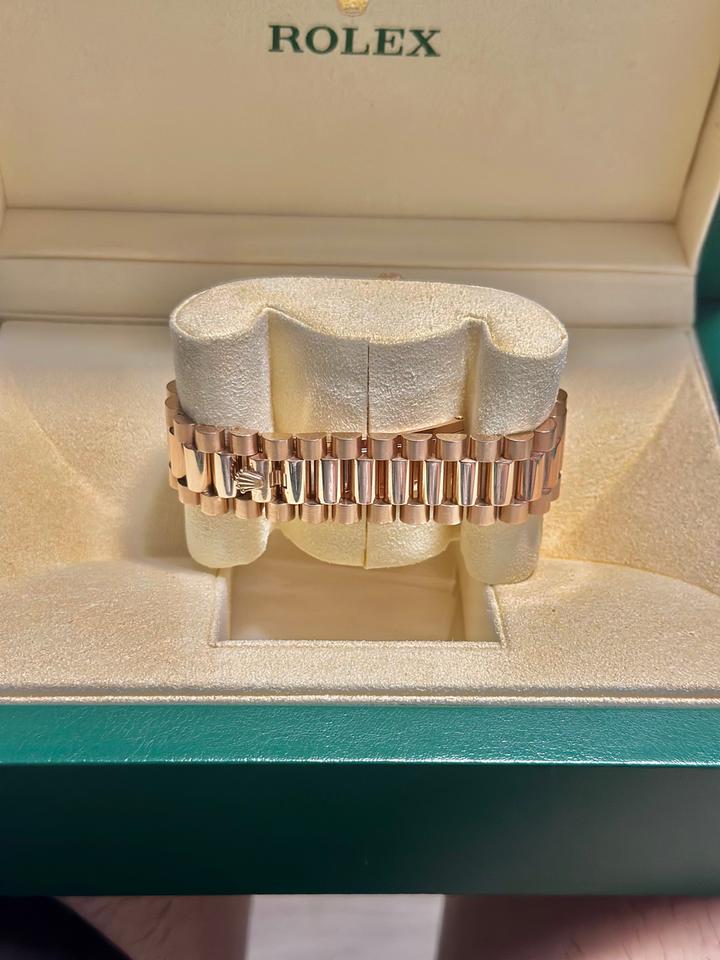 Rolex Day-Date 40 228235 40mm Everose Gold Sundust Roman Dial Automatic Watch