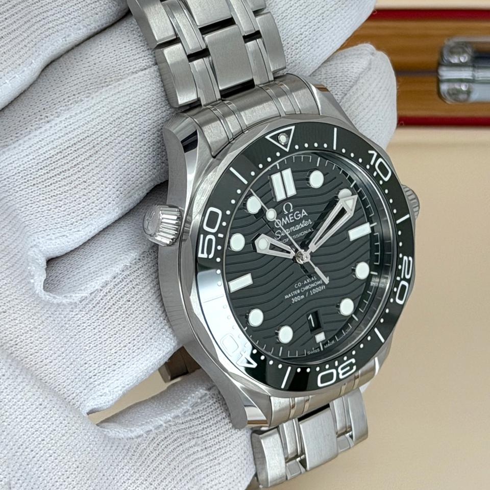 OMEGA Seamaster Diver 300M 210.30.42.20.10.001 42mm Green Ceramic Dial Stainless Steel Automatic Watch
