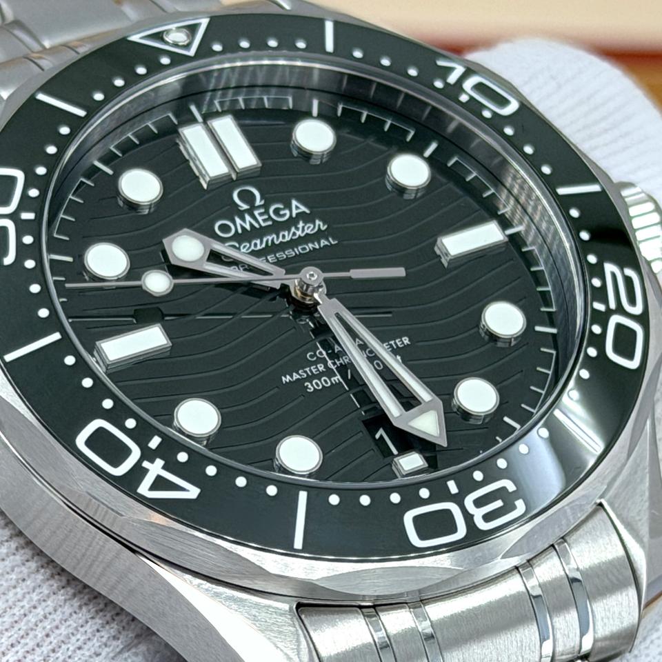 OMEGA Seamaster Diver 300M 210.30.42.20.10.001 42mm Green Ceramic Dial Stainless Steel Automatic Watch