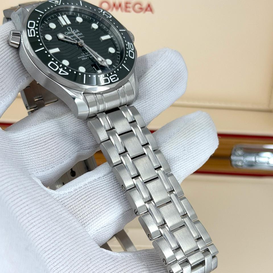OMEGA Seamaster Diver 300M 210.30.42.20.10.001 42mm Green Ceramic Dial Stainless Steel Automatic Watch