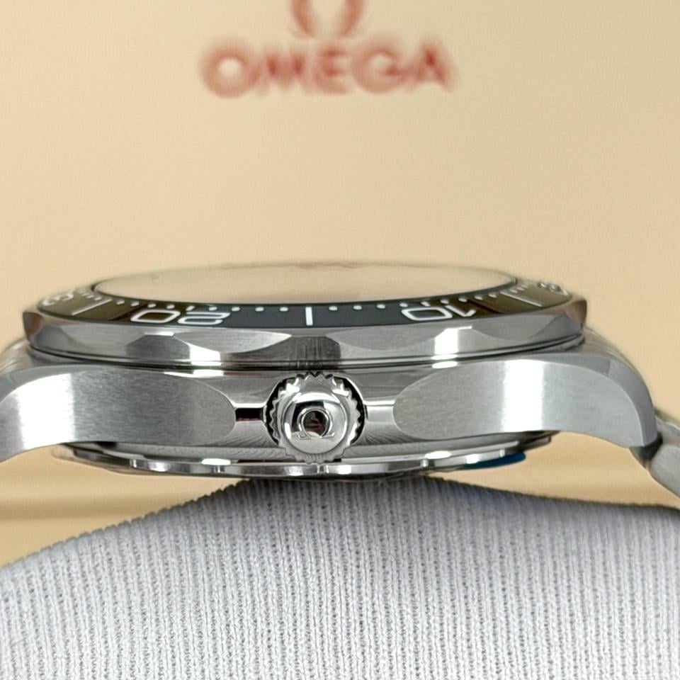 OMEGA Seamaster Diver 300M 210.30.42.20.10.001 42mm Green Ceramic Dial Stainless Steel Automatic Watch