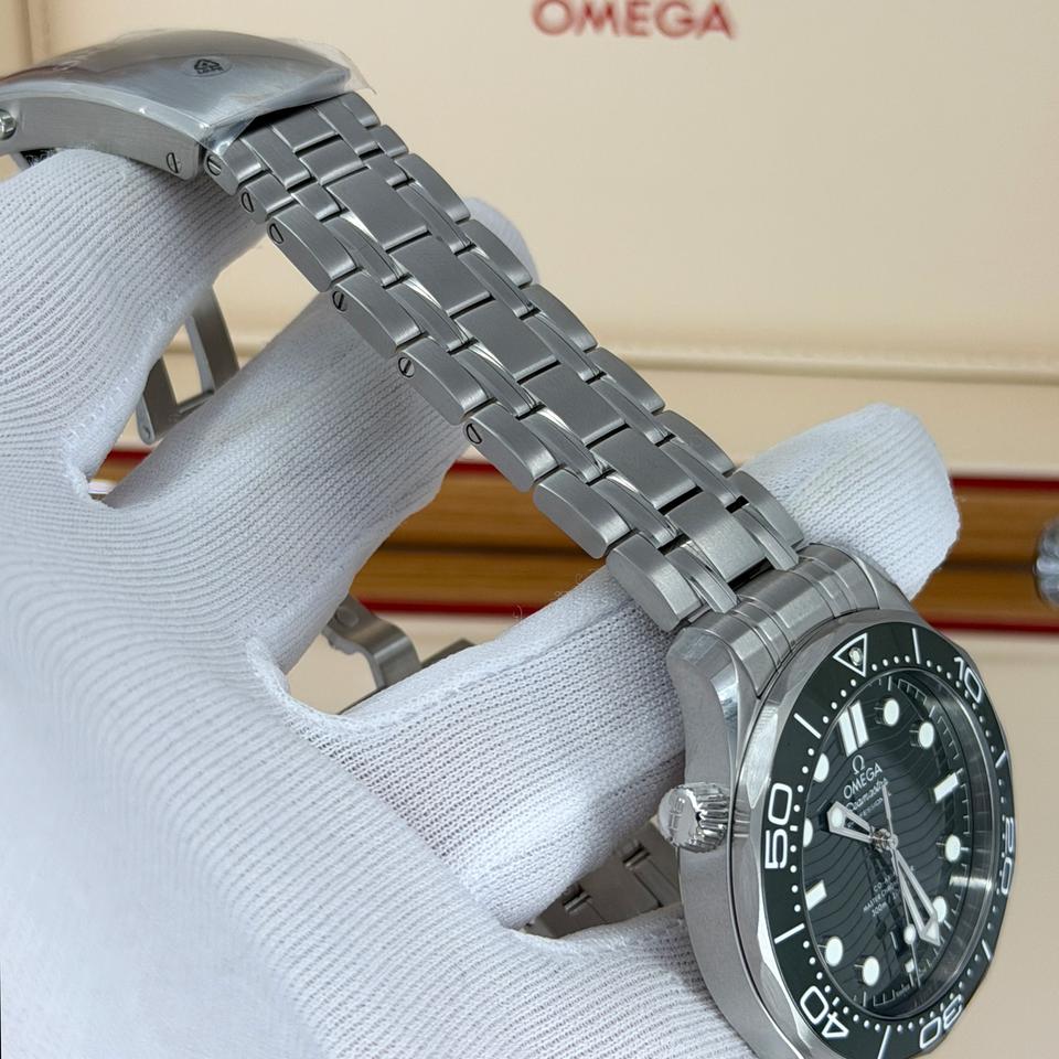 OMEGA Seamaster Diver 300M 210.30.42.20.10.001 42mm Green Ceramic Dial Stainless Steel Automatic Watch