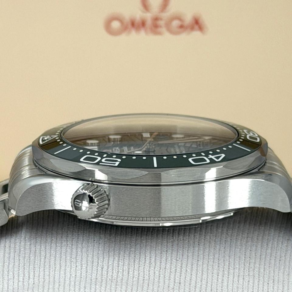 OMEGA Seamaster Diver 300M 210.30.42.20.10.001 42mm Green Ceramic Dial Stainless Steel Automatic Watch