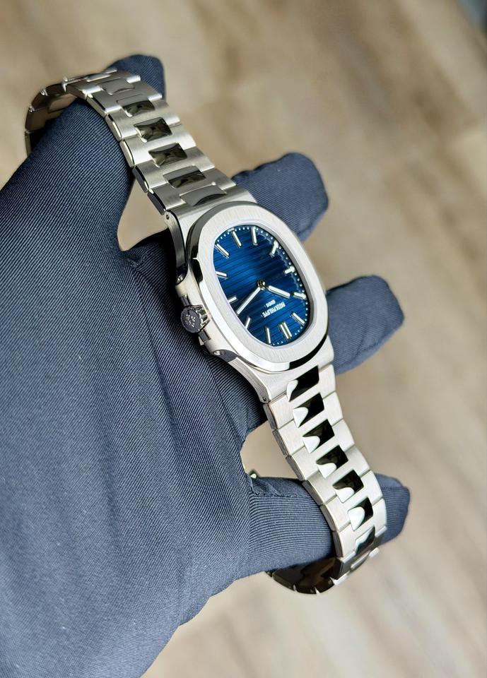 Patek Philippe Nautilus 5810/1G-001 41mm White Gold Blue Sunburst Dial Automatic Watch