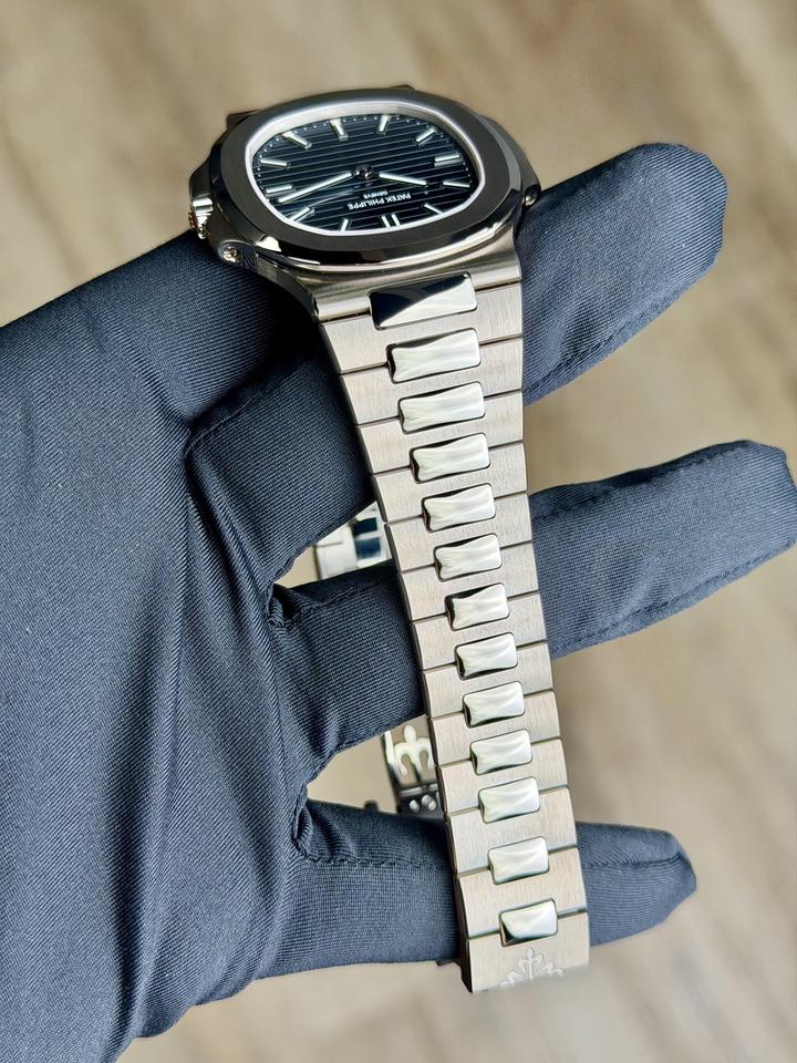 Patek Philippe Nautilus 5810/1G-001 41mm White Gold Blue Sunburst Dial Automatic Watch