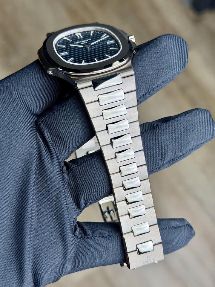 Patek Philippe Nautilus 5810/1G-001 41mm White Gold Blue Sunburst Dial Automatic Watch