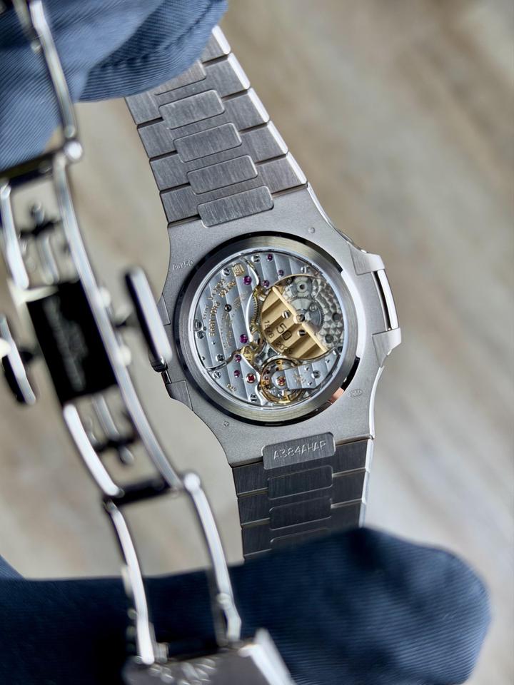 Patek Philippe Nautilus 5810/1G-001 41mm White Gold Blue Sunburst Dial Automatic Watch