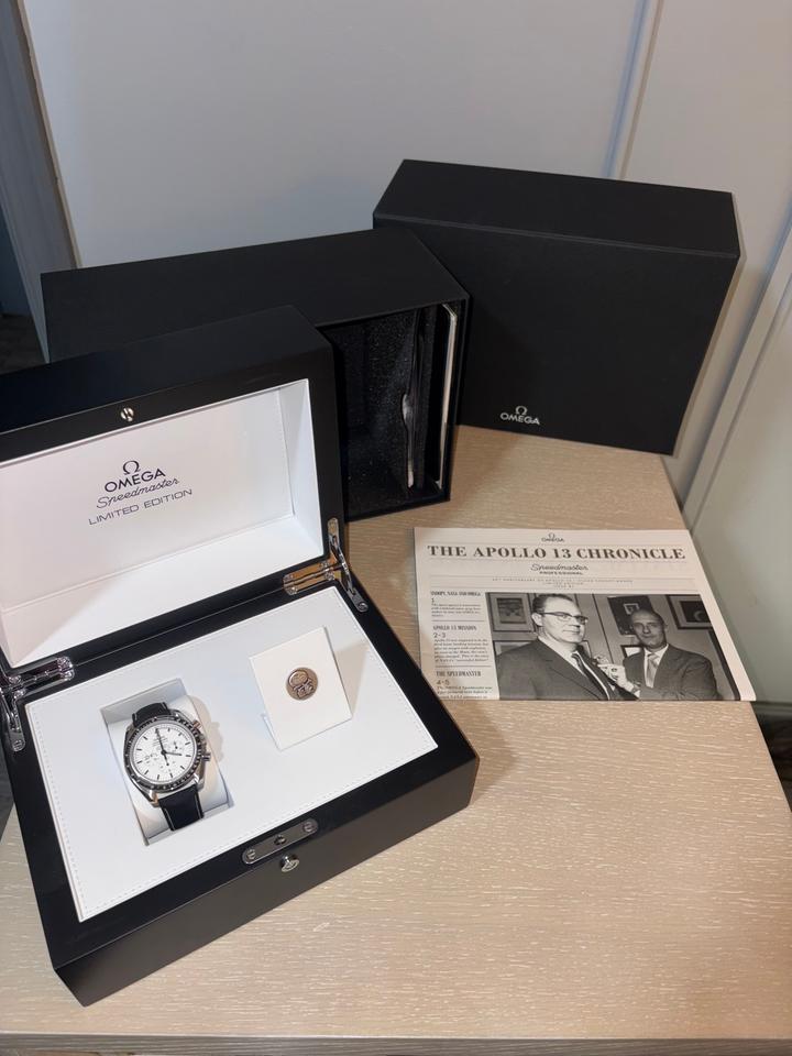 Omega Speedmaster Professional Moonwatch Snoopy Apollo 311.32.42.30.04.003