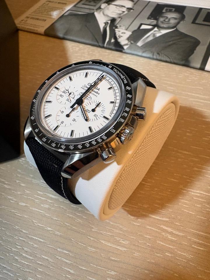 Omega Speedmaster Professional Moonwatch Snoopy Apollo 311.32.42.30.04.003